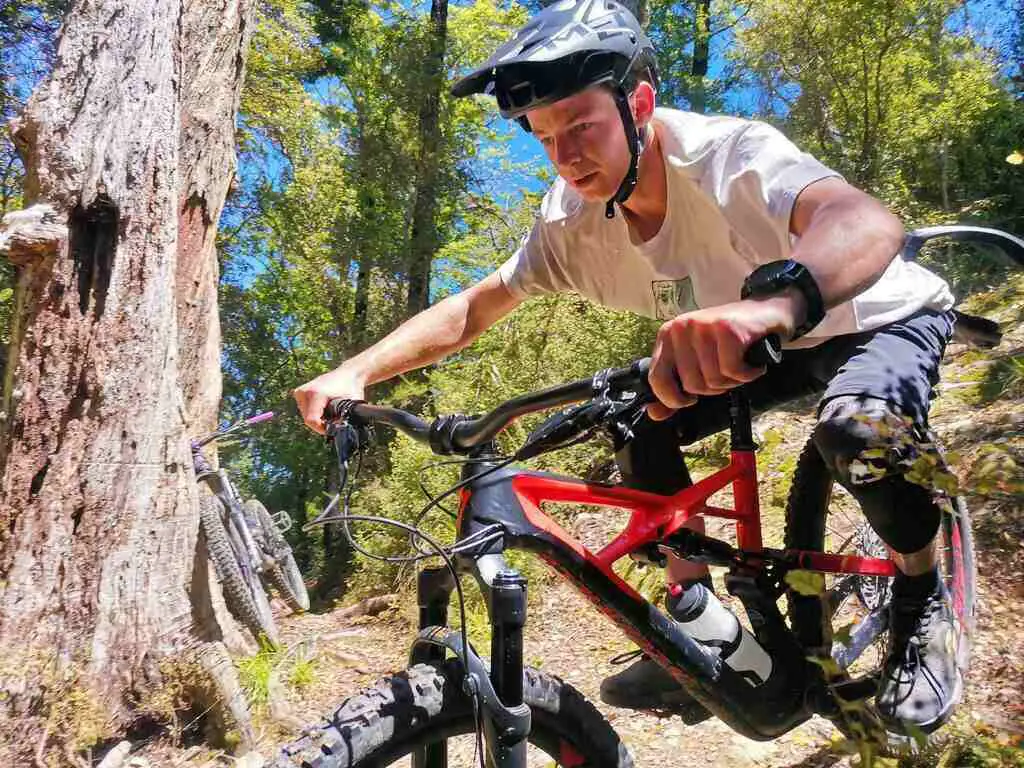 Best Mountain Bike Helmets for Narrow or Oval Heads