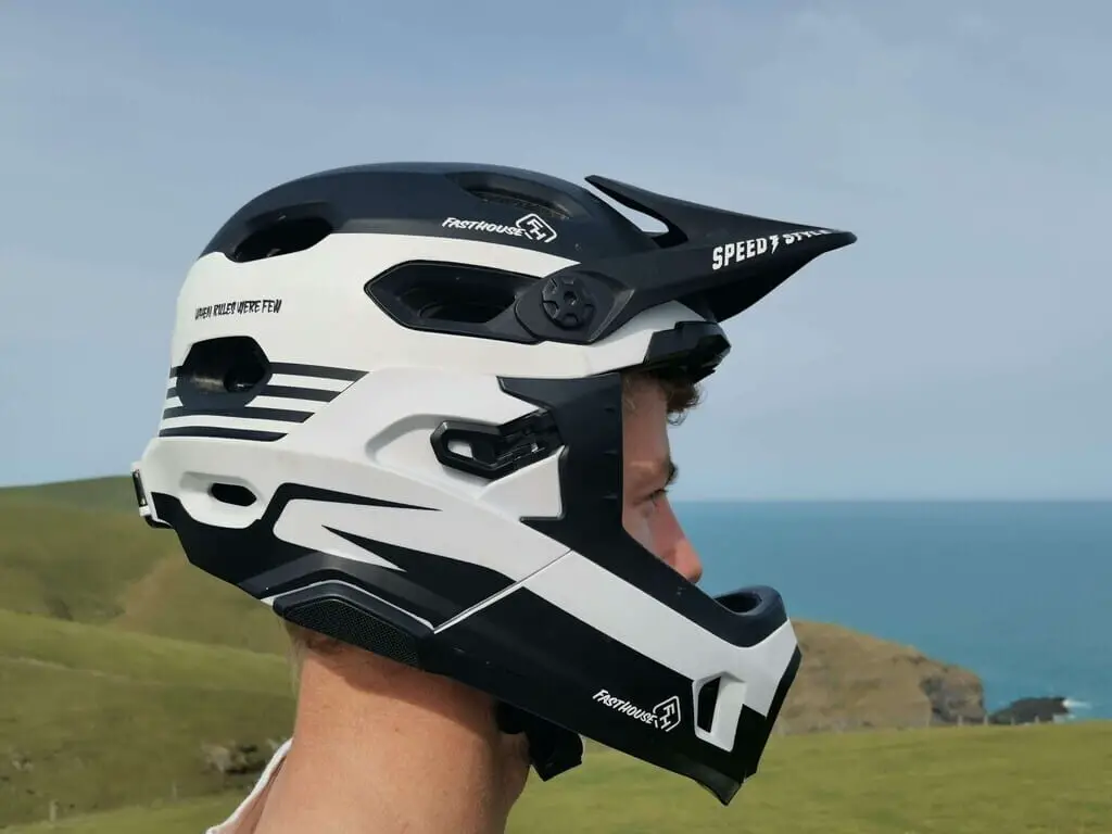 Additional Coverage of a Full-Face MTB Helmet