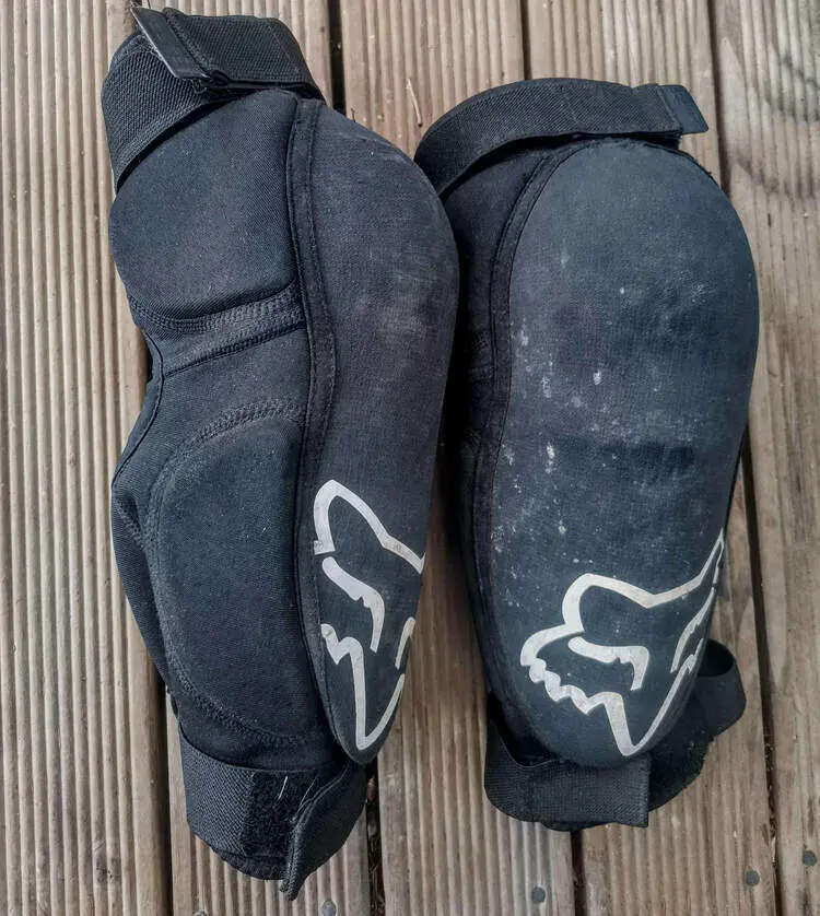 Front and Side of Fox Launch D30 Knee Pads