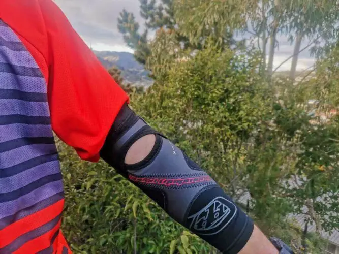 Ventilation hole in MTB Elbow Pads
